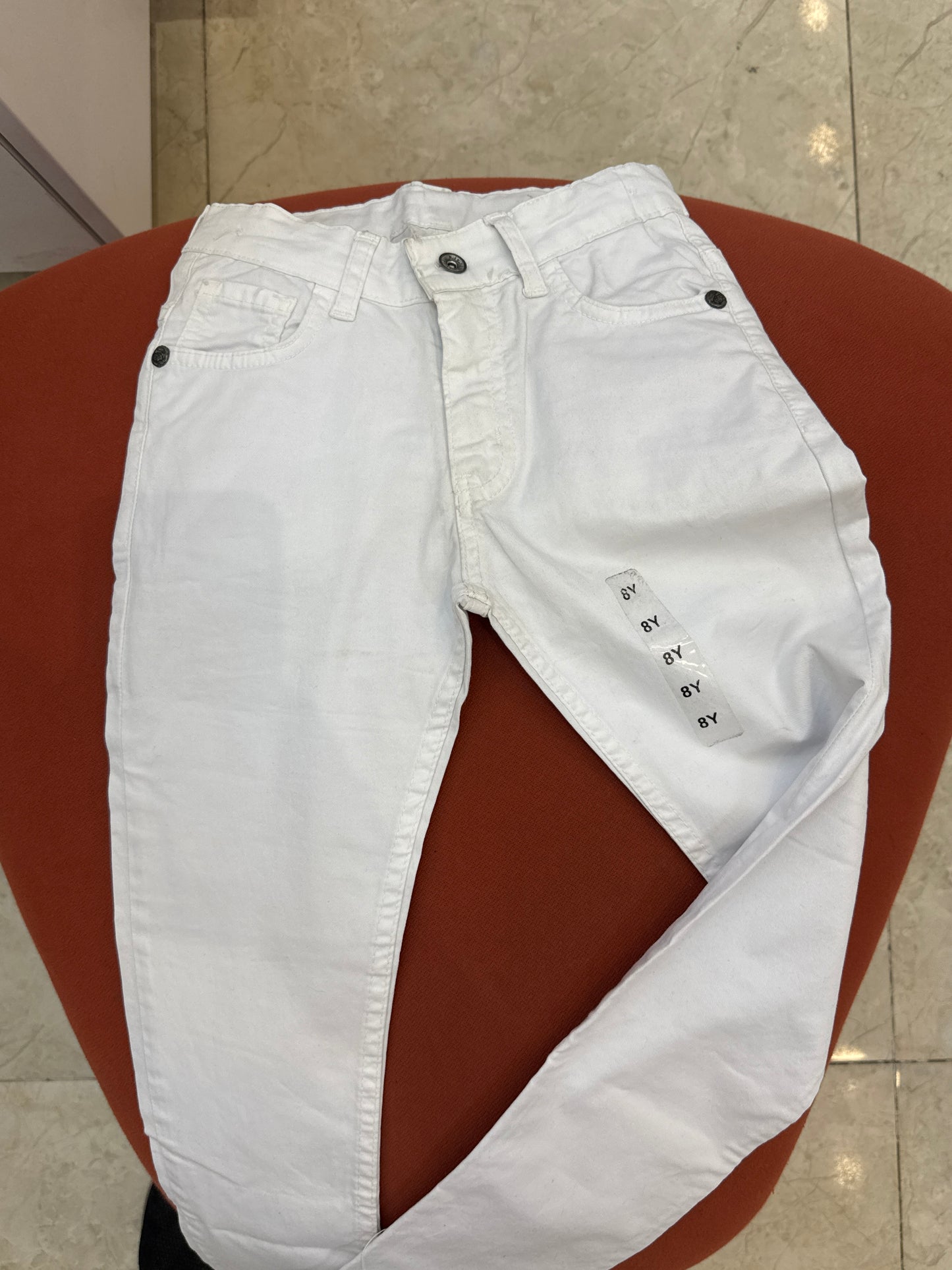 بنطلون ابيض دكمة رصاصي