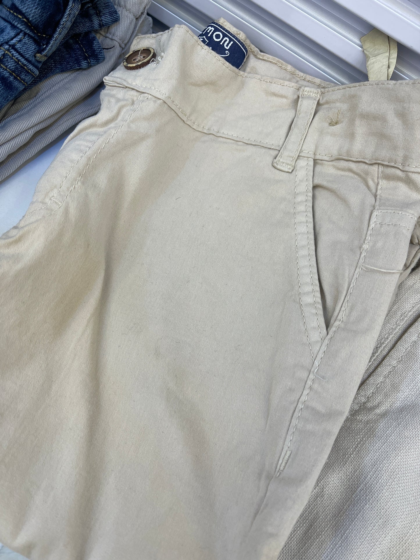 بنطلون كتان نيلي وبيجي ليمون