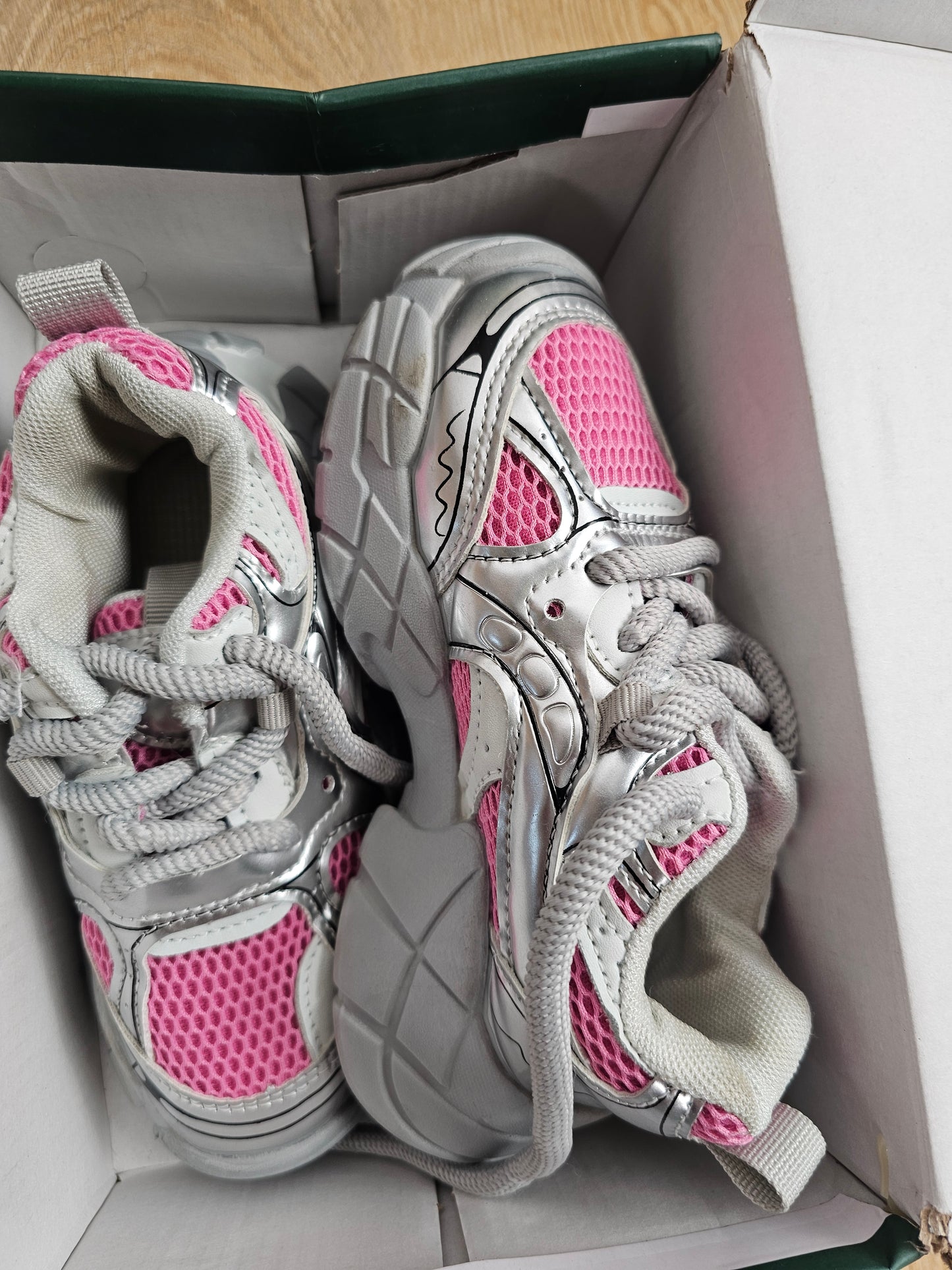 ترينشوز بناتي T2025